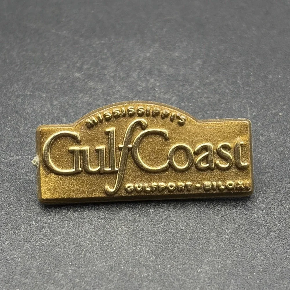 Mississippi Gulf Coast Gulfport Biloxi Plastic Gold Tone Lapel Hat Pin‎